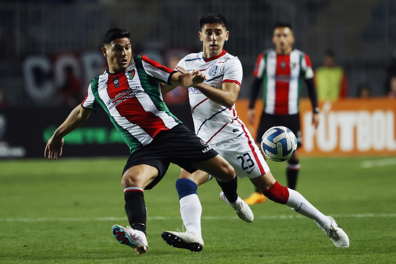 epa10607479 Palestino's Maximiliano Salas (L) vies for the ball with Gaston Hernandez (R) of San Lorenzo during the Copa Sudamericana group stage match at El Teniente stadium in Rancagua, Chile, 03 May 2023.  EPA