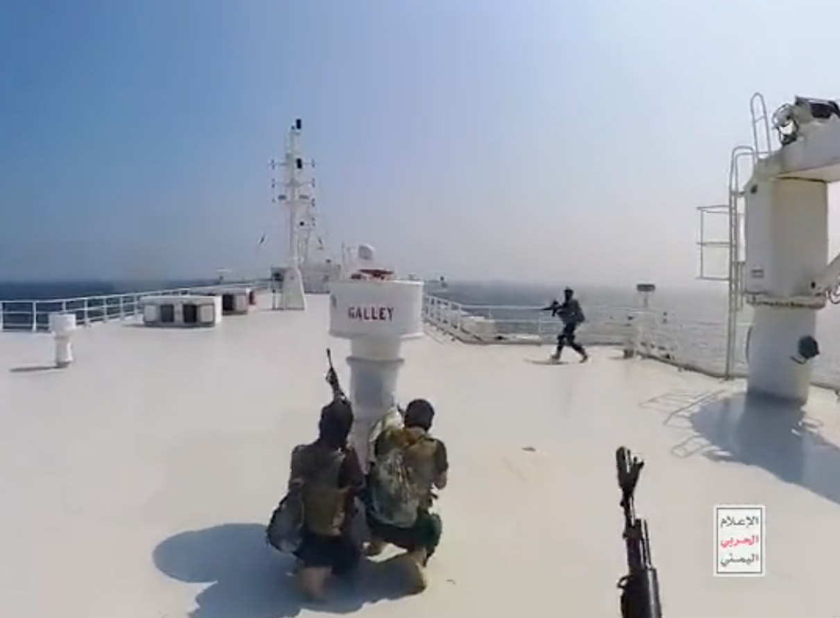 Η στιγμή που οι αντάρτες Χούθι καταλαμβάνουν πλοίο στην Ερυθρά θάλασσα – Εντυπωσιακό βίντεο