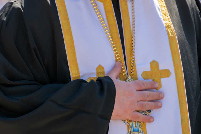Συνελήφθη ξανά ο ψευδοεπίσκοπος του Αιγίου που καλούσε πολίτες να πάρουν τα όπλα για επιθέσεις