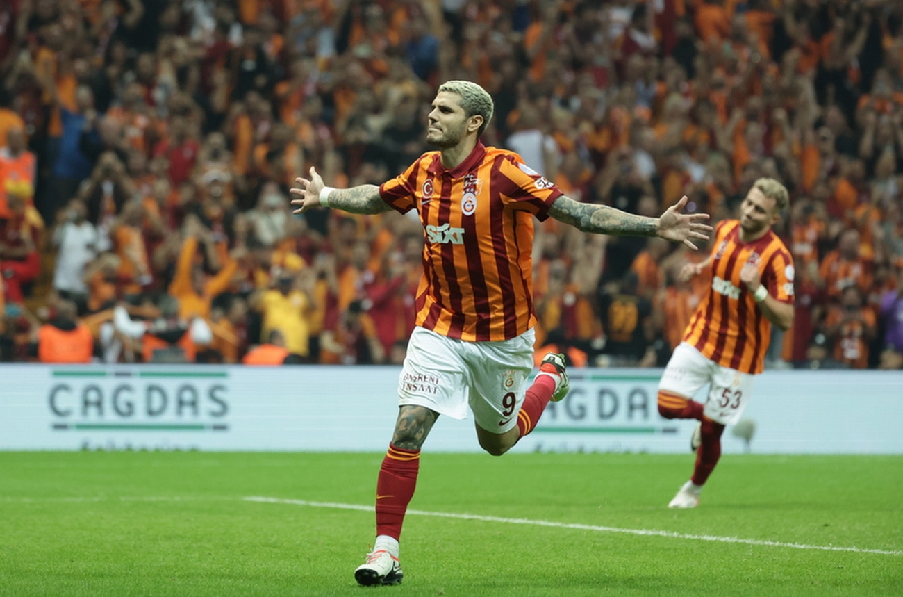 epa10931367 Mauro Icardi (R) of Galatasaray celebrates after scoring the 2-1 lead during the Turkish Super League soccer match between Galatasaray SK and Besiktas JK in Istanbul, Turkey, 21 October 2023.  EPA