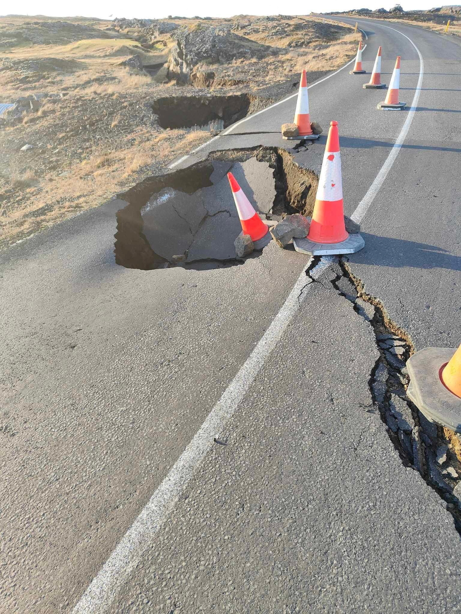 Ισλανδία: Έτοιμο να εκραγεί το ηφαίστειο - Μεγαλώνουν οι ρωγμές στους δρόμους - ΦΩΤΟ - ΒΙΝΤΕΟ