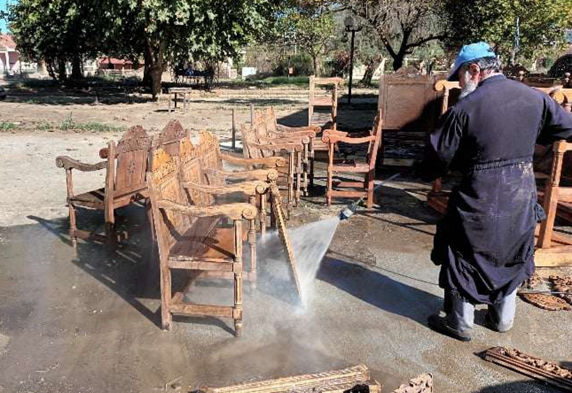 Τρίκαλα: Ο ιερέας που παλεύει με μια μάνικα στα χέρια να καθαρίσει τις λάσπες της κακοκαιρίας Daniel