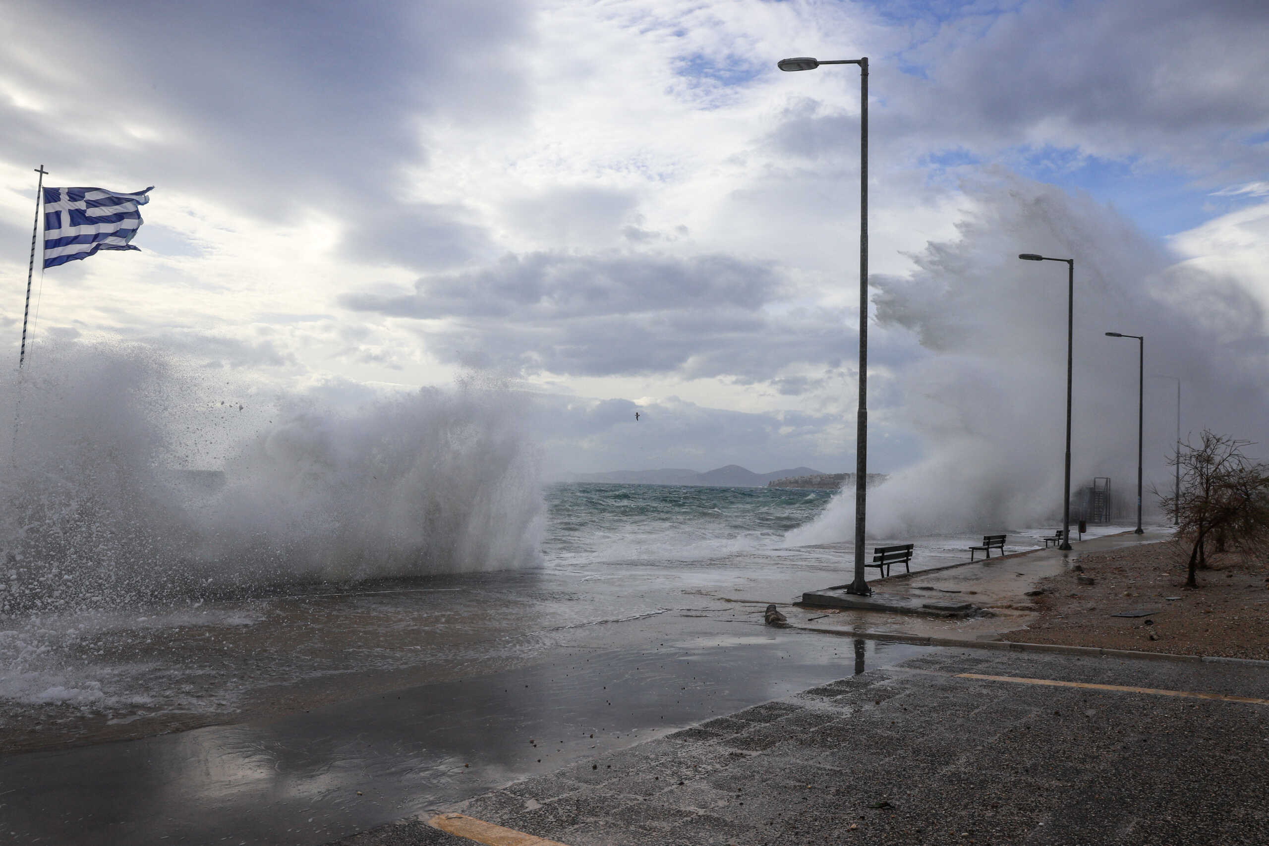 Καιρός: «Σφοδροί, παγεροί βοριάδες, επιπέδου θύελλας» εισβάλλουν στη χώρα μαζί με ισχυρές καταιγίδες