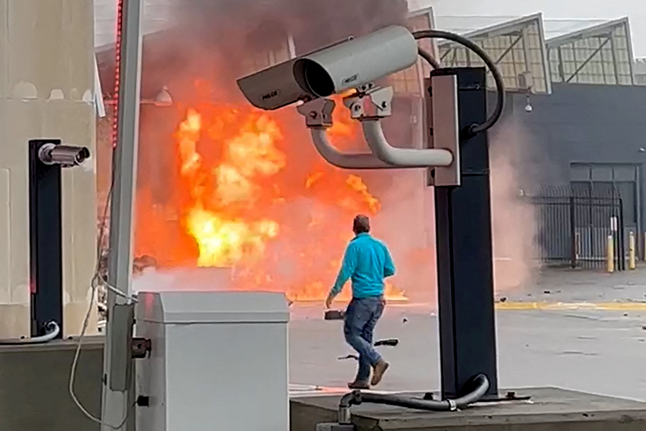A vehicle burns at the Rainbow Bridge U.S. border crossing with Canada, in Niagara Falls, New York, U.S. November 22, 2023 in a still image from video.  Courtesy Saleman Alwishah via REUTERS    THIS IMAGE HAS BEEN SUPPLIED BY A THIRD PARTY. MANDATORY CREDIT     TPX IMAGES OF THE DAY
