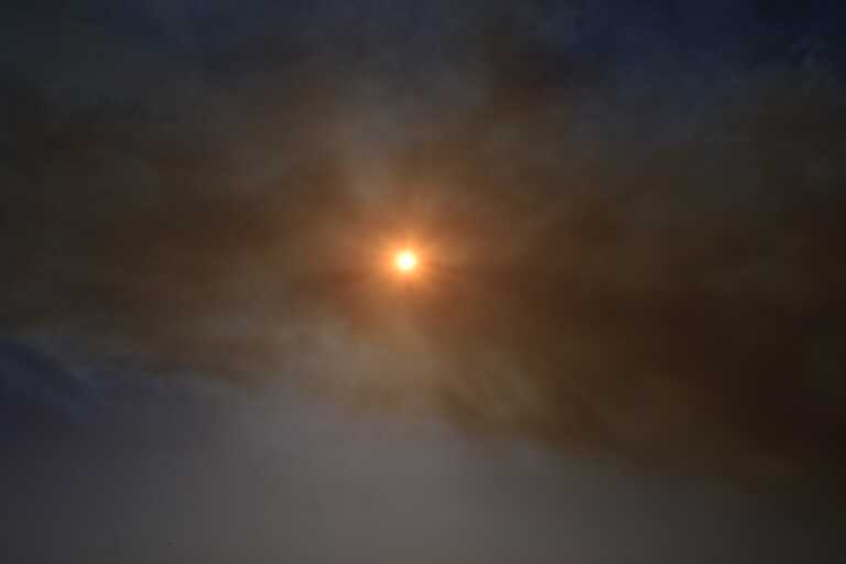 Ένα σύννεφο καπνού πάνω από το Ηράκλειο από φωτιά στην περιοχή «Αχλάδα» - Η μάχη της κατάσβεσης