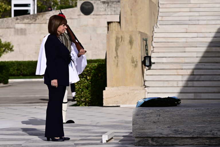 Στεφάνι της Κατερίνας Σακελλαροπούλου στο Μνημείο του Άγνωστου Στρατιώτη για την Ημέρα των Ενόπλων Δυνάμεων