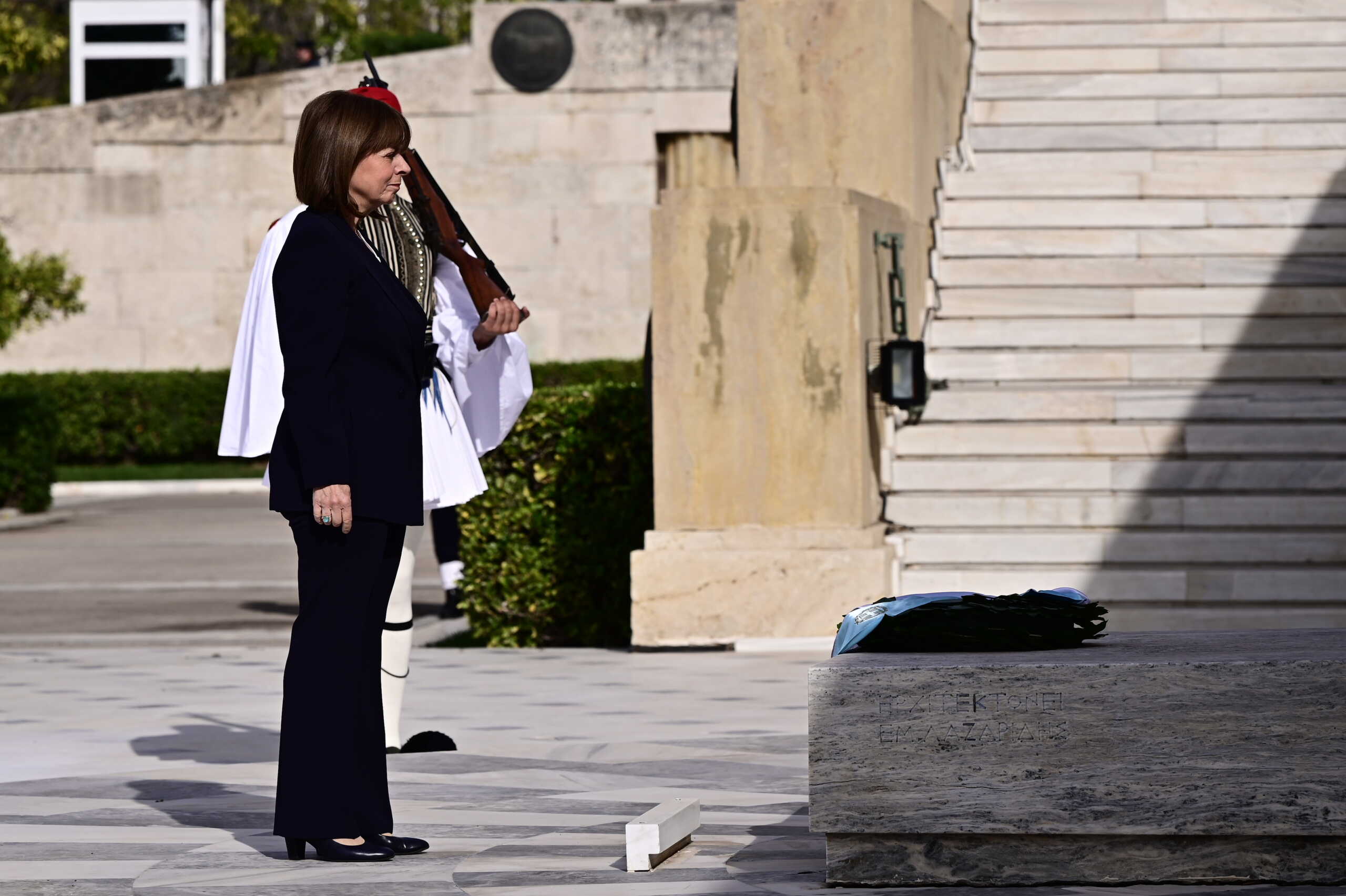 Κατάθεση στεφάνου στο Μνημείο του Άγνωστου Στρατιώτη από την Πρόεδρο της Δημοκρατίας Κατερίνα Σακελλαροπούλου στα πλαίσια του εορτασμού της Ημέρας των Ενόπλων Δυνάμεων, Τρίτη 21 Νοεμβρίου 2023.
(ΜΙΧΑΛΗΣ ΚΑΡΑΓΙΑΝΝΗΣ