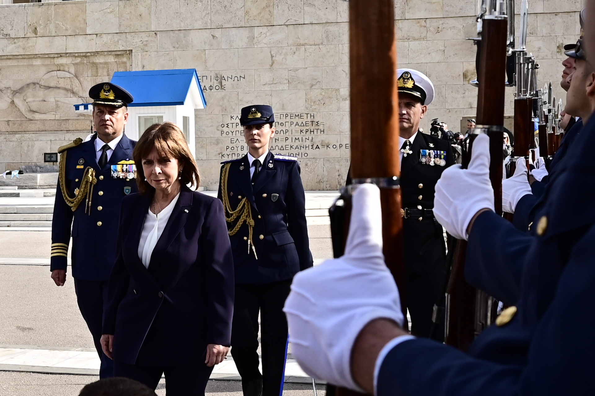 Κατερίνα Σακελλαροπούλου: Στεφάνι στο Μνημείο του Άγνωστου Στρατιώτη για την Ημέρα των Ενόπλων Δυνάμεων