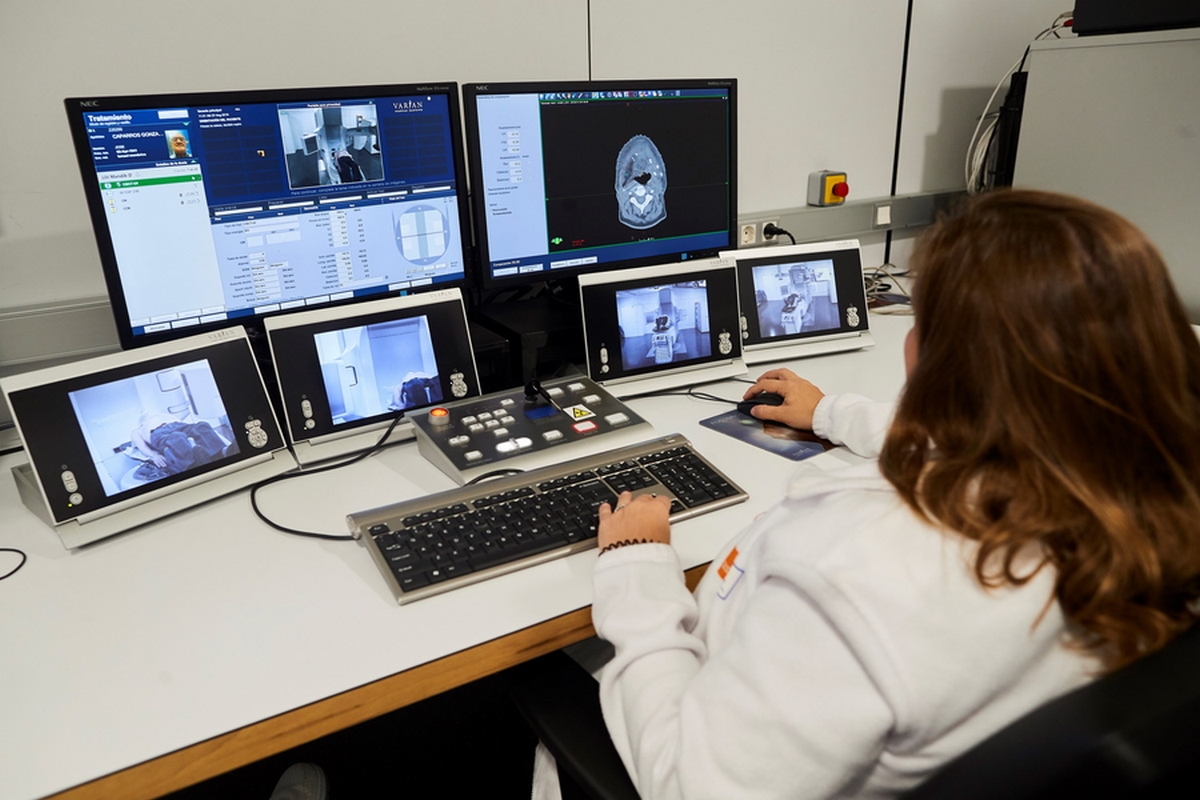epa07797086 A doctor controls a medical linear accelerator at Hospital del Mar hospital, in Barcelona, northeastern Spain, 27 August 2019. Hospital del Mar's researchers have found a way to avoid that patients suffering small-cell lung cancer develop damages in the hippocampus causing memory loss. It is common that this lung cancer spreads to the brain and patients lose their memory when they receive preventive brain radiotherapies.  EPA