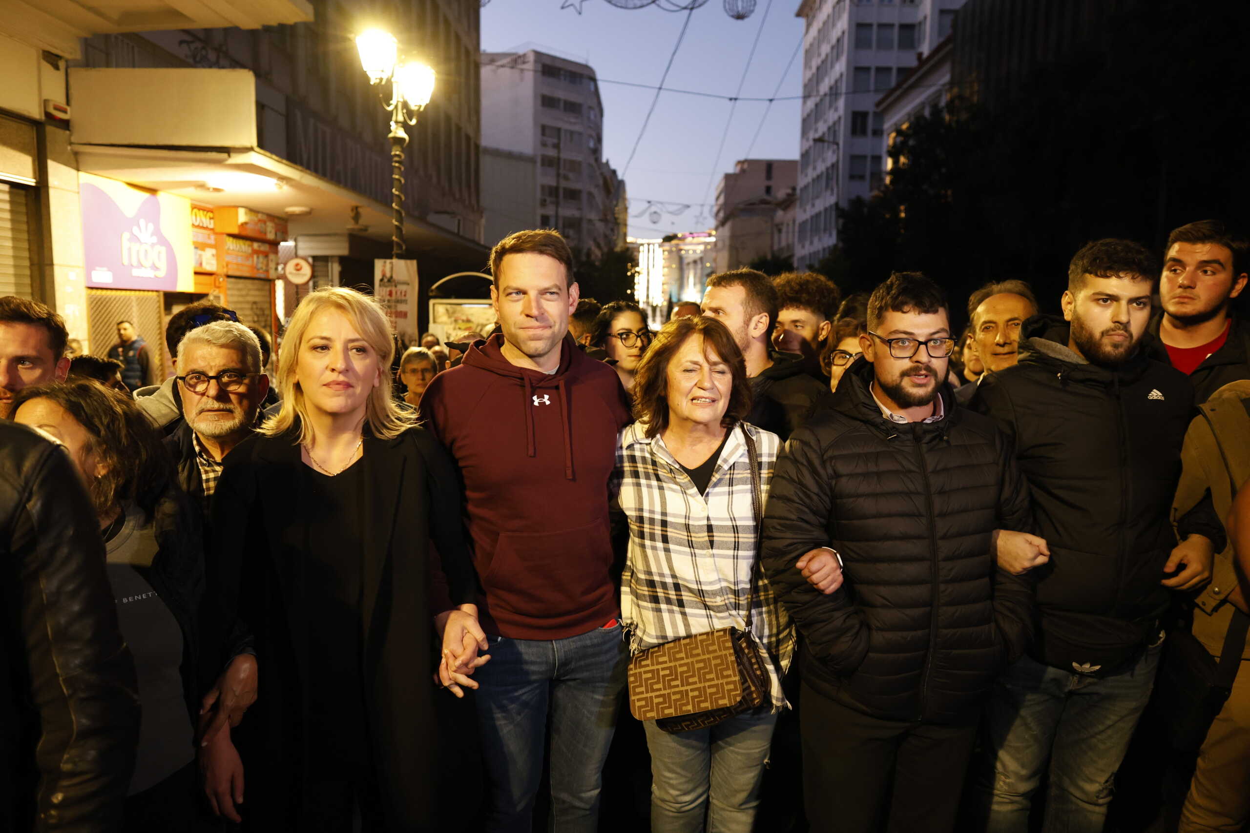 Ο Στέφανος Κασσελάκης στην πορεία για το Πολυτεχνείο – Έμεινε λίγα λεπτά, έβγαλε φωτογραφίες κι έφυγε