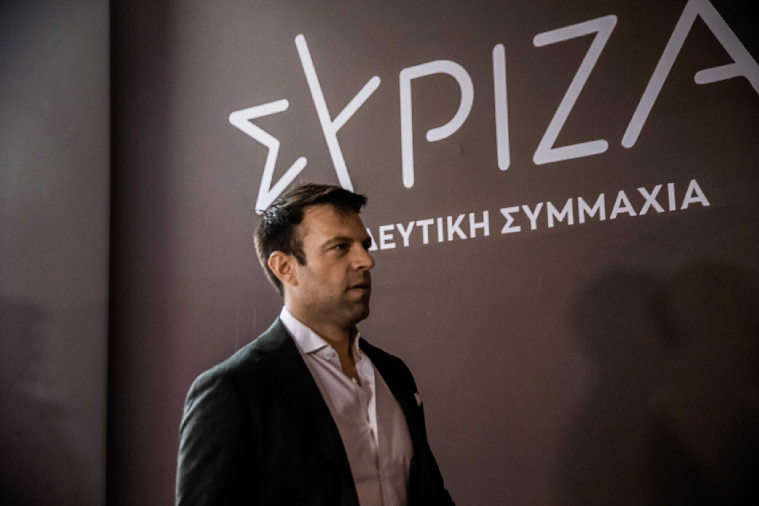 Στέφανος Κασσελάκης: Αποχώρησε από την Πολιτική Γραμματεία του ΣΥΡΙΖΑ την ώρα που μιλούσε ο Διονύσης Τεμπονέρας