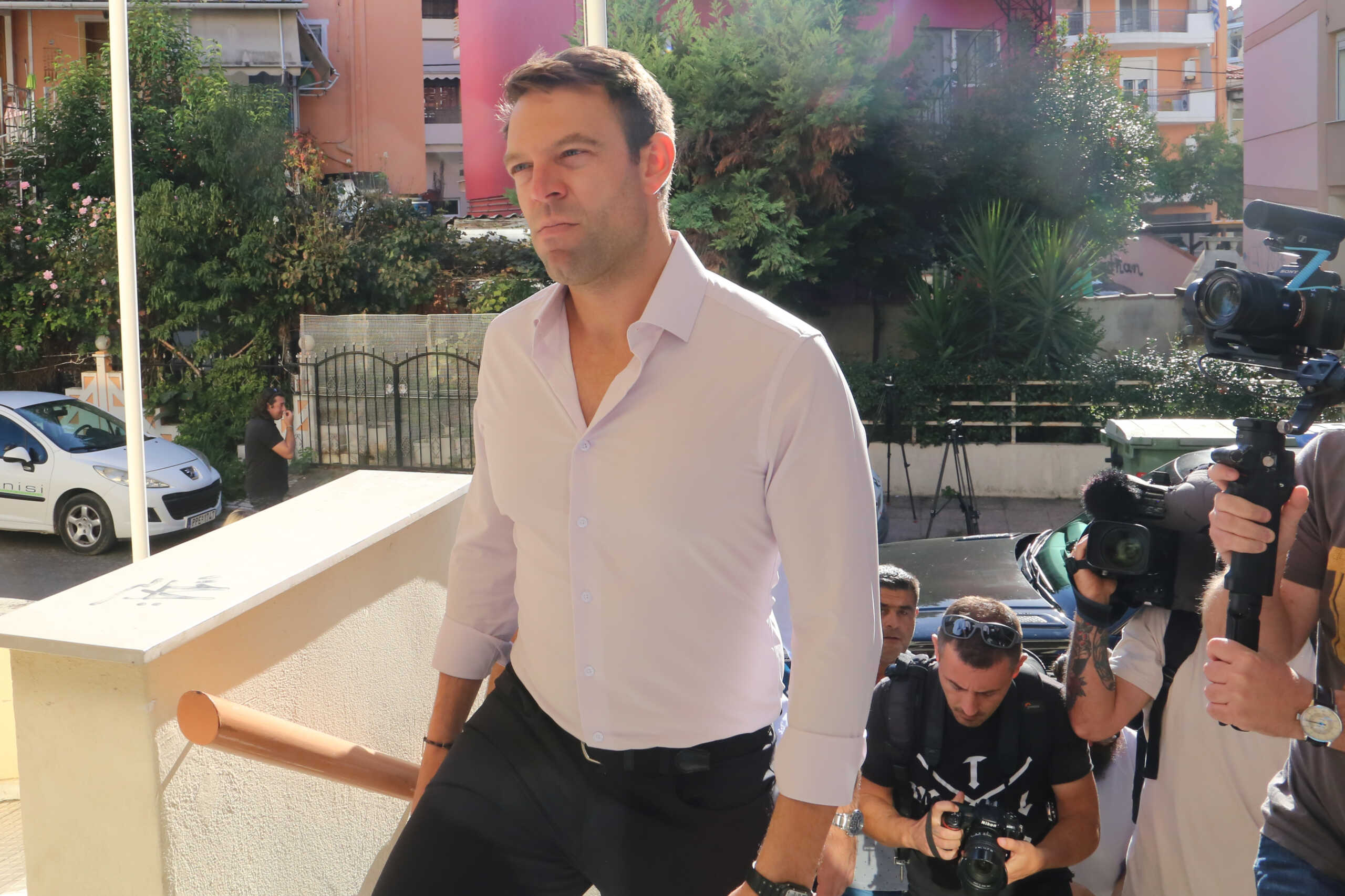 Συνάντηση του προέδρου του ΣΥΡΙΖΑ - Προοδευτική Συμμαχία με συγγενείς των θυμάτων του σιδηροδρομικού δυστυχήματος των Τεμπών στην Λάρισα, Κυριακή 29 Οκτωβρίου 2023. 
(ΛΕΩΝΙΔΑΣ ΤΖΕΚΑΣ
