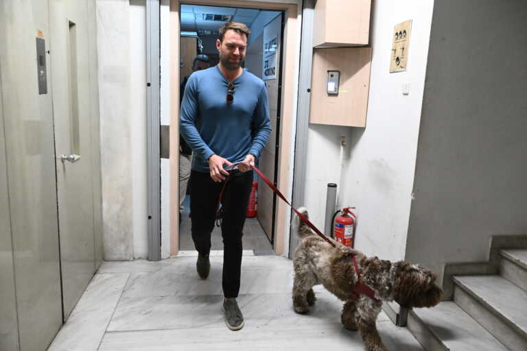 Στέφανος Κασσελάκης: Με την σκυλίτσα του την Φάρλι πήγε για την πρώτη του εκπομπή «Στο Κόκκινο»