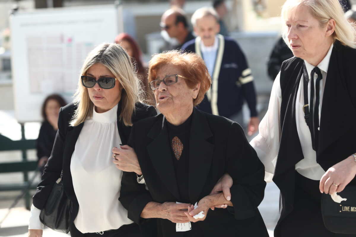 Κηδεία της ηθοποιού Κάτιας Νικολαΐδου στο Κοιμητήριο Παλαιού Φαλήρου, Δευτέρα 13 Νοεμβρίου 2023. Η Κάτια Νικολαΐδου πέθανε σε ηλικία 58 χρονών μετά από πολύχρονη μάχη που έδωσε με τον καρκίνο.
(ΓΙΑΝΝΗΣ ΠΑΝΑΓΟΠΟΥΛΟΣ