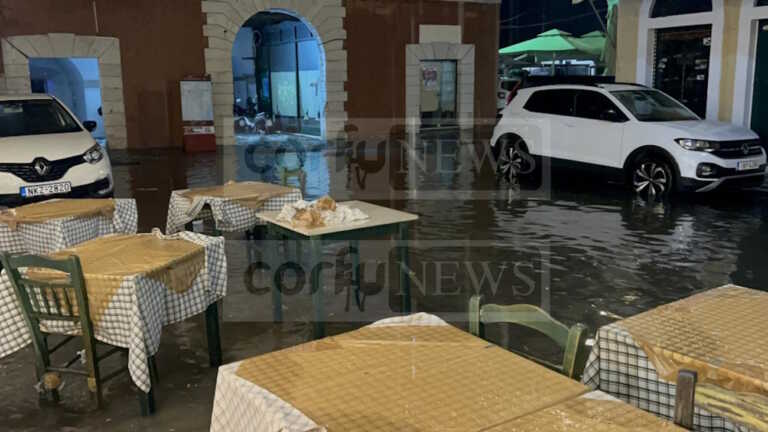 Πλημμύρισαν δρόμοι από τη σφοδρή βροχόπτωση στην Κέρκυρα - Έπεσε κομμάτι από μπαλκόνι στο κέντρο της πόλης