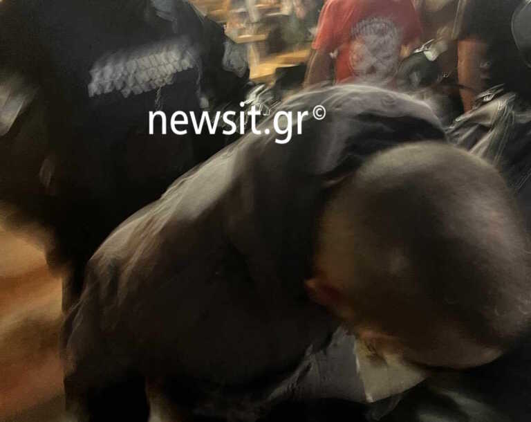 Υπάλληλος χτυπήθηκε με μπαλτά έξω από μαγαζί στην Κηφισιά - Η στιγμή της σύλληψης του δράστη