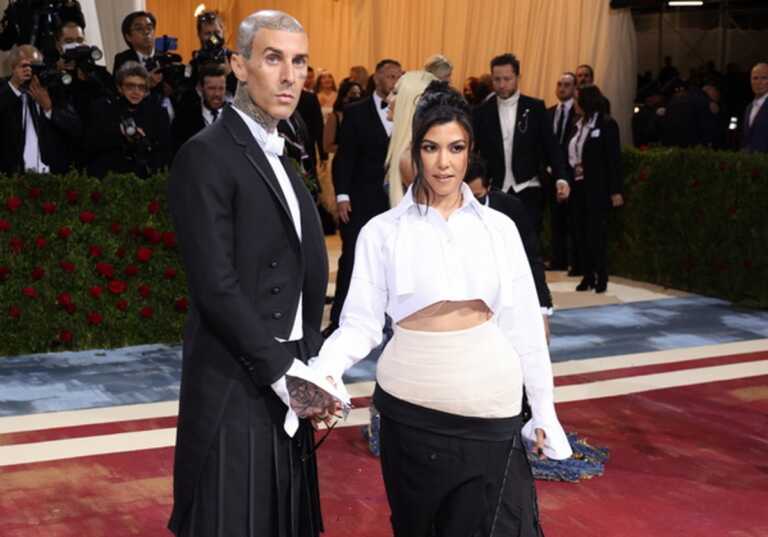 Η Kourtney Kardashian γέννησε στα 44 το πρώτο της παιδί με τον Travis Barker