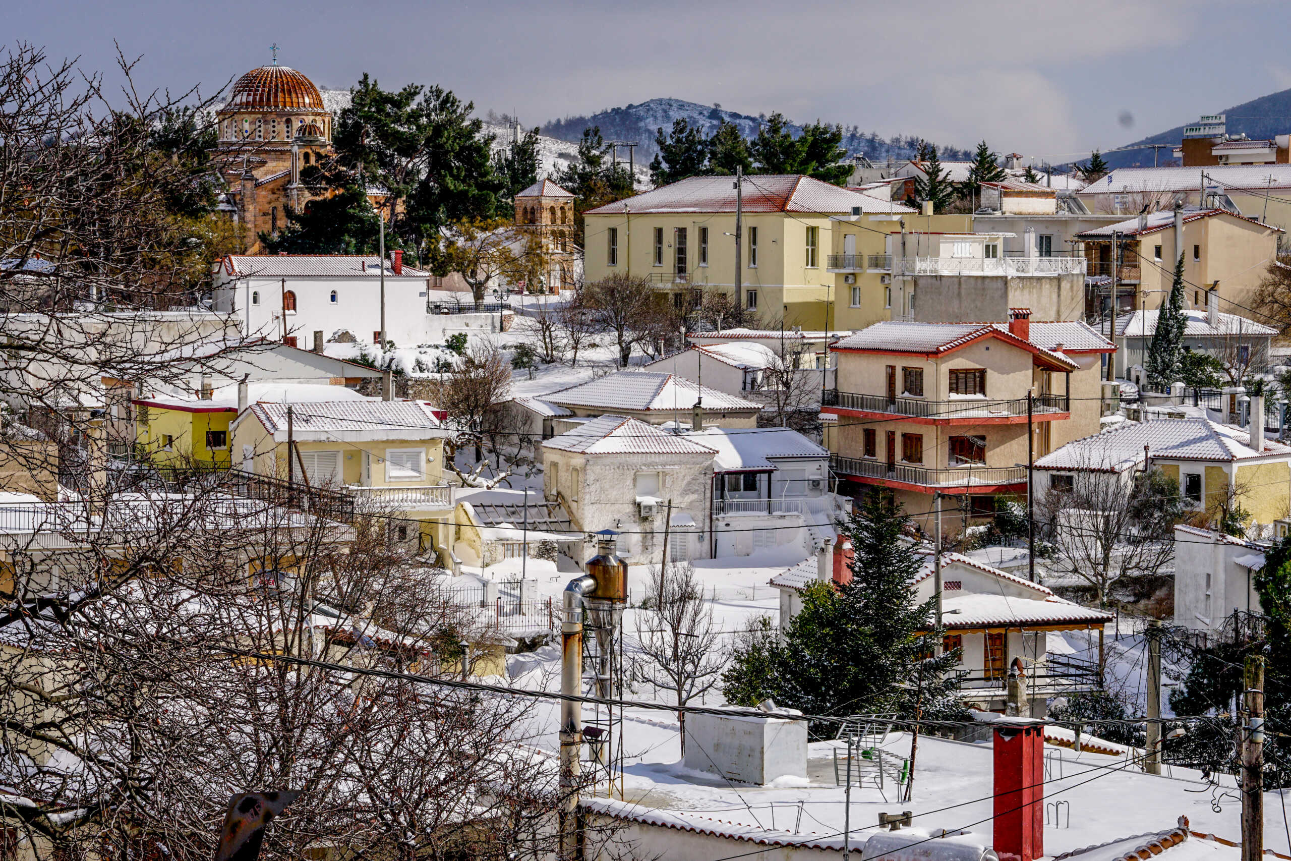 Χιονόπτωση στα Βίλια Αττικής, Δευτέρα 6 Φεβρουαρίου 2023. Σε πλήρη εξέλιξη βρίσκεται η κακοκαιρία Μπάρμπαρα, που έχει επηρεάσει τη χώρα από το βράδυ του Σαββάτου (4
(ΓΙΩΡΓΟΣ ΚΟΝΤΑΡΙΝΗΣ