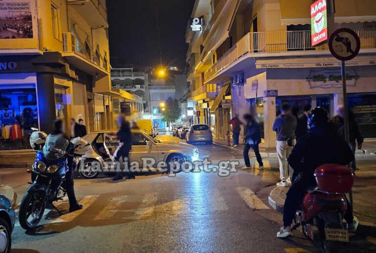 Σοβαρό τροχαίο στο κέντρο της Λαμίας - Αυτοκίνητο παραβίασε STOP και παρέσυρε ντελιβερά