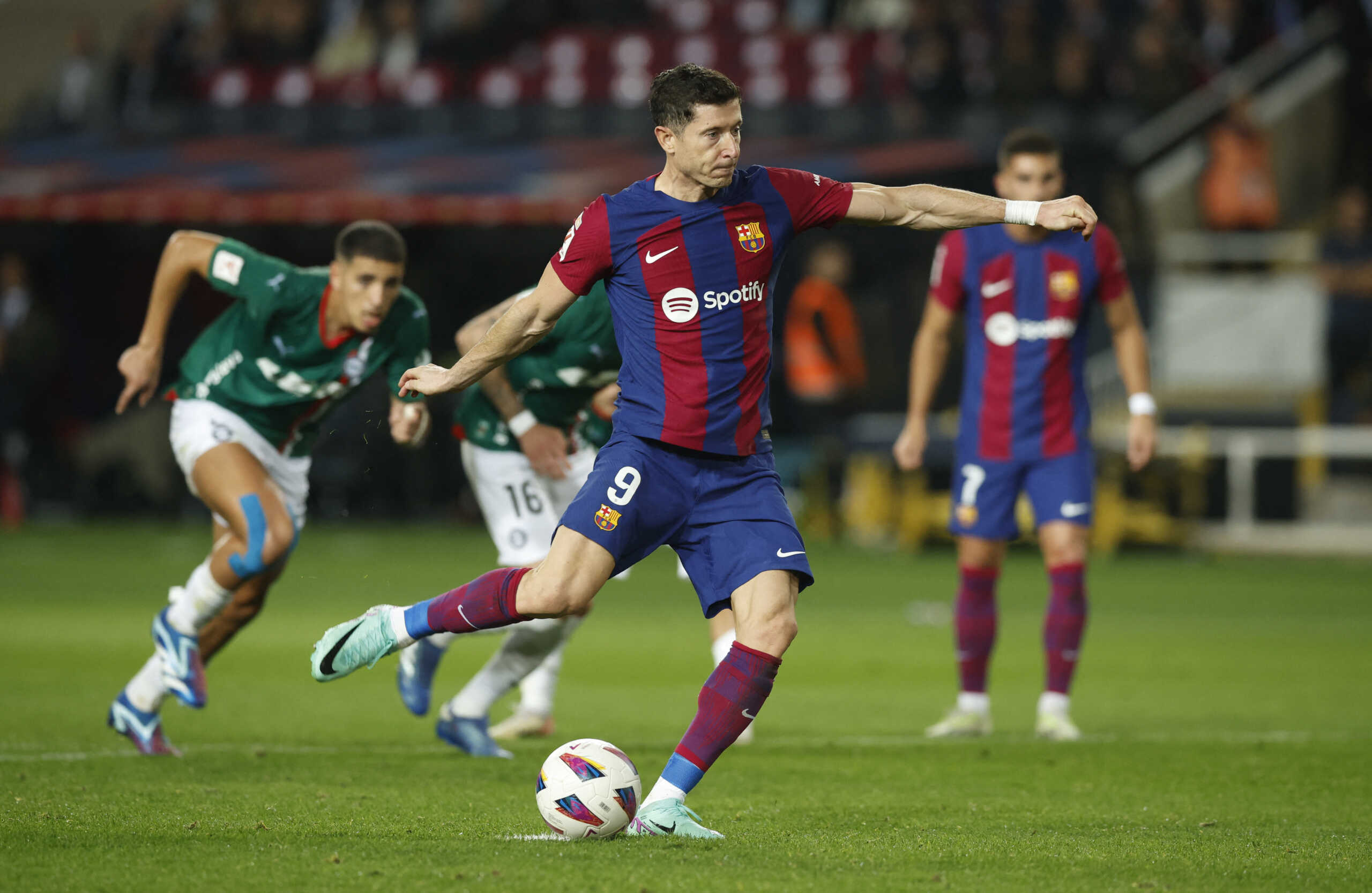Soccer Football - LaLiga - FC Barcelona v Deportivo Alaves - Estadi Olimpic Lluis Companys, Barcelona, Spain - November 12, 2023 FC Barcelona's Robert Lewandowski scores their second goal from the penalty spot REUTERS