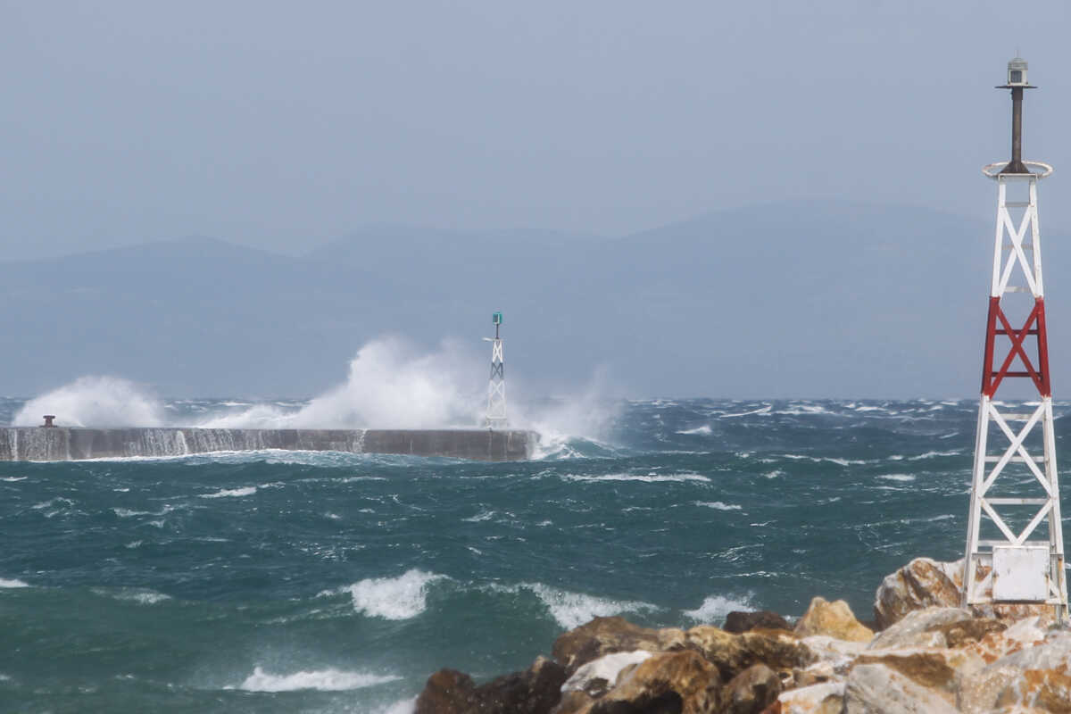 Καιρός: Απαγορευτικό απόπλου στο Λαύριο – Ακυρώθηκαν δρομολόγια πλοίων στον Πειραιά και άλλα λιμάνια