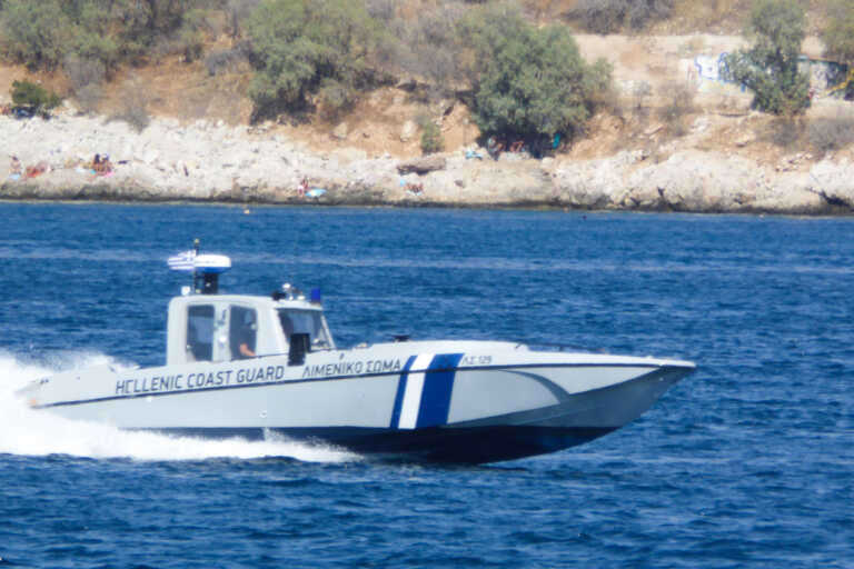 Διασώθηκαν 29 μετανάστες και συνελήφθη ο διακινητής τους μετά από καταδίωξη και προειδοποιητικές βολές στη Χίο