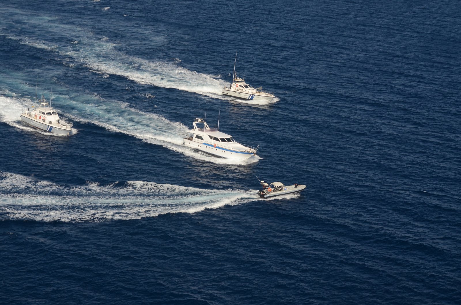 Βραυρώνα: Τρεις συλλήψεις διακινητών – Αποβίβασαν 41 μετανάστες στην παραλία Χαμολιά – Βίντεο από την καταδίωξη