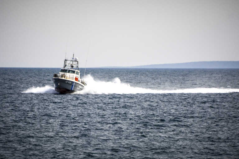 Μία νεκρή και 18 διασωθέντες από το ναυάγιο στο Φαρμακονήσι - Εφιάλτης στο Αιγαίο για μετανάστες