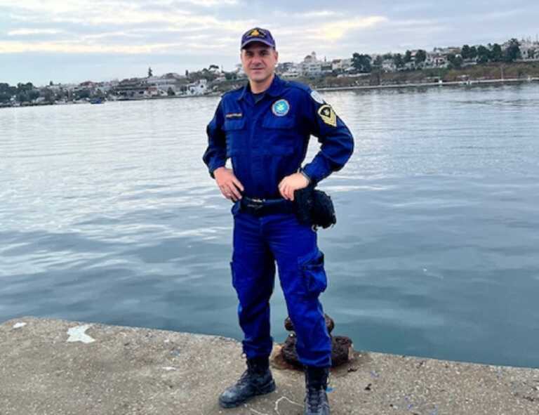«Κατάφερα να πιάσω τον 23χρονο από τα μανιασμένα κύματα και να τον τραβήξω στη βάρκα» λέει ο ήρωας λιμενικός Χρήστος Σπυρόπουλος