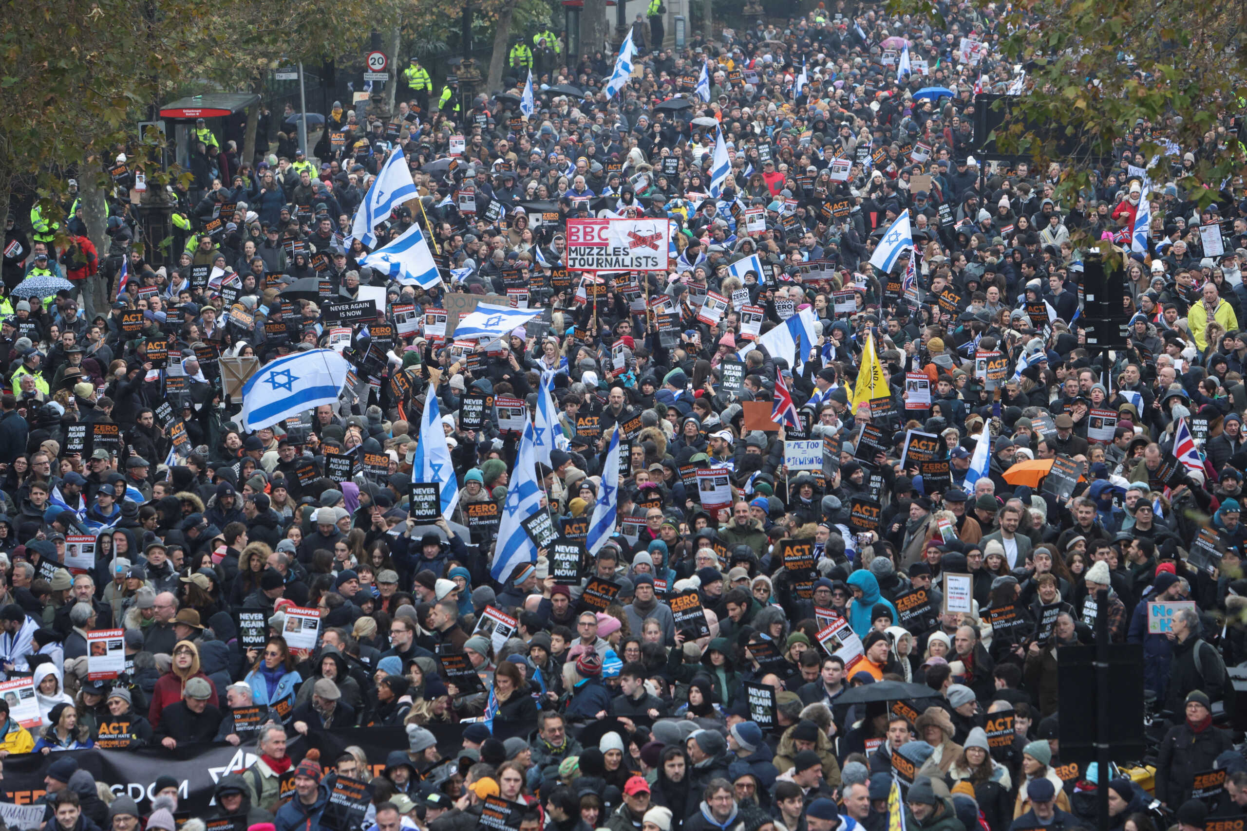 Λονδίνο: Μεγάλη πορεία κατά του αντισημιτισμού – Κρατούσαν φωτογραφίες των αιχμαλώτων της Χαμάς