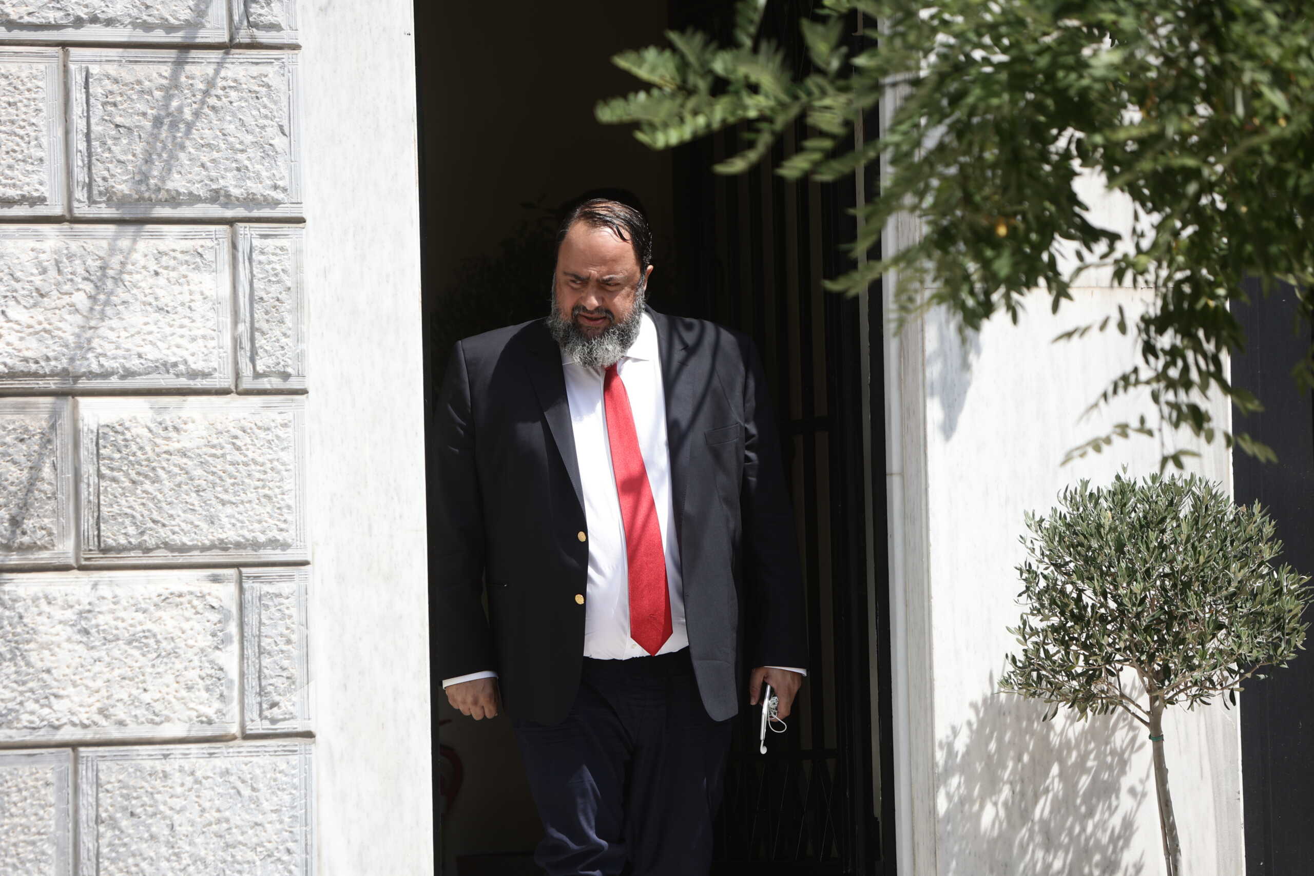 Σύσκεψη υπό τον Πρωθυπουργό Κυριάκο Μητσοτάκη με τη συμμετοχή του Πρόεδρου της UEFA Aleksander Ceferin και αρμόδιων υπουργών στην οποία είχαν προσκληθεί οι ιδιοκτήτες των ΠΑΕ Ολυμπιακού Βαγγέλης Μαρινάκης, Παναθηναϊκού Γιάννης Αλαφούζος, ΑΕΚ Δημήτρης Μελισσανίδης και ΠΑΟΚ Ιβάν Σαββίδης, Τετάρτη 16 Αυγούστου 2023.
(ΒΑΣΙΛΗΣ ΡΕΜΠΑΠΗΣ