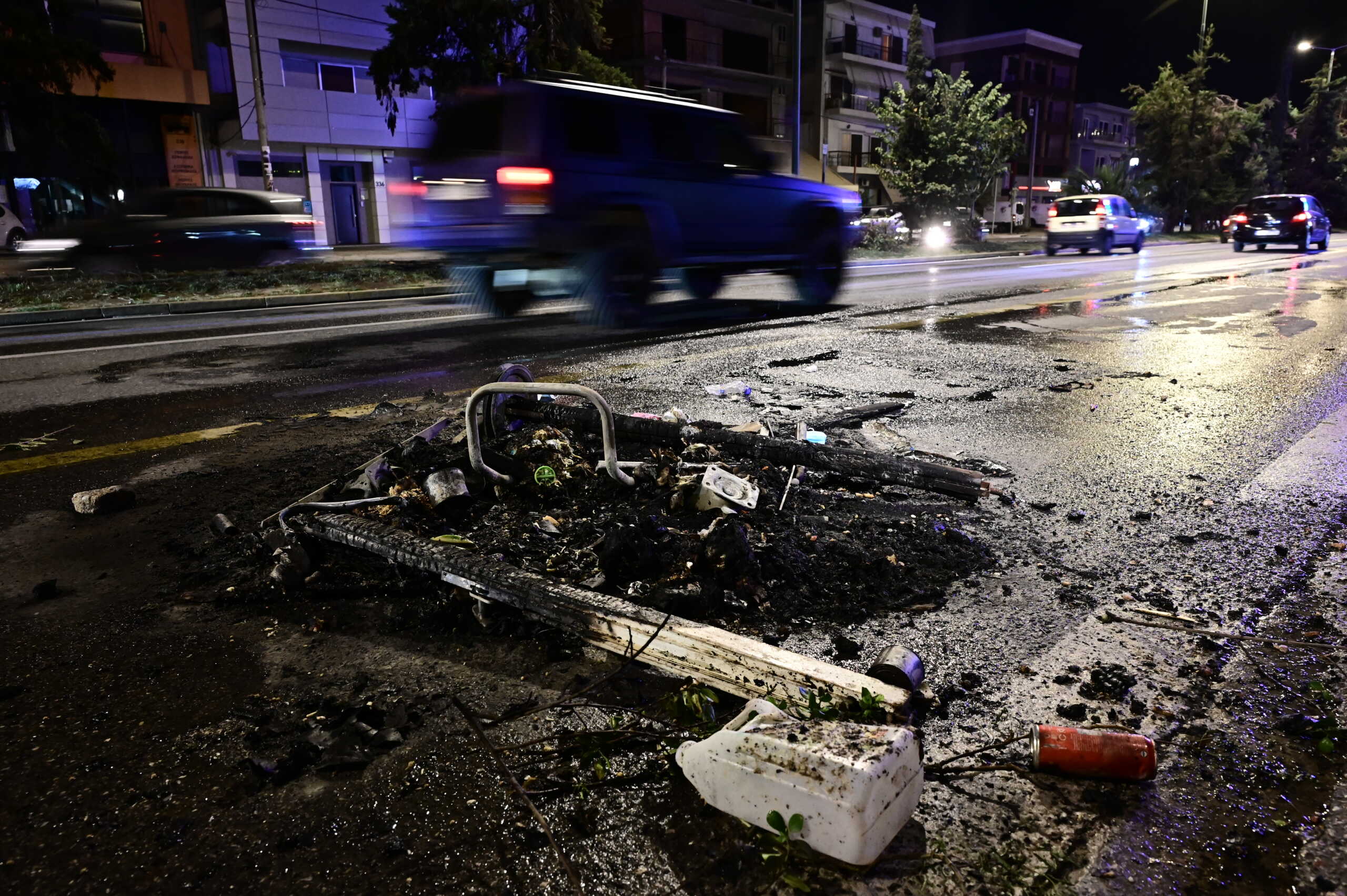 Έκλεισε η λεωφόρος Μεσογείων στο ρεύμα προς Αθήνα λόγω των πυρκαγιών που άναψαν Ρομά, αντιδρώντας για τον θάνατο του 17χρονου στη Βοιωτία.   Τετάρτη 15 Νοεμβρίου 2023 (ΜΙΧΑΛΗΣ ΚΑΡΑΓΙΑΝΝΗΣ