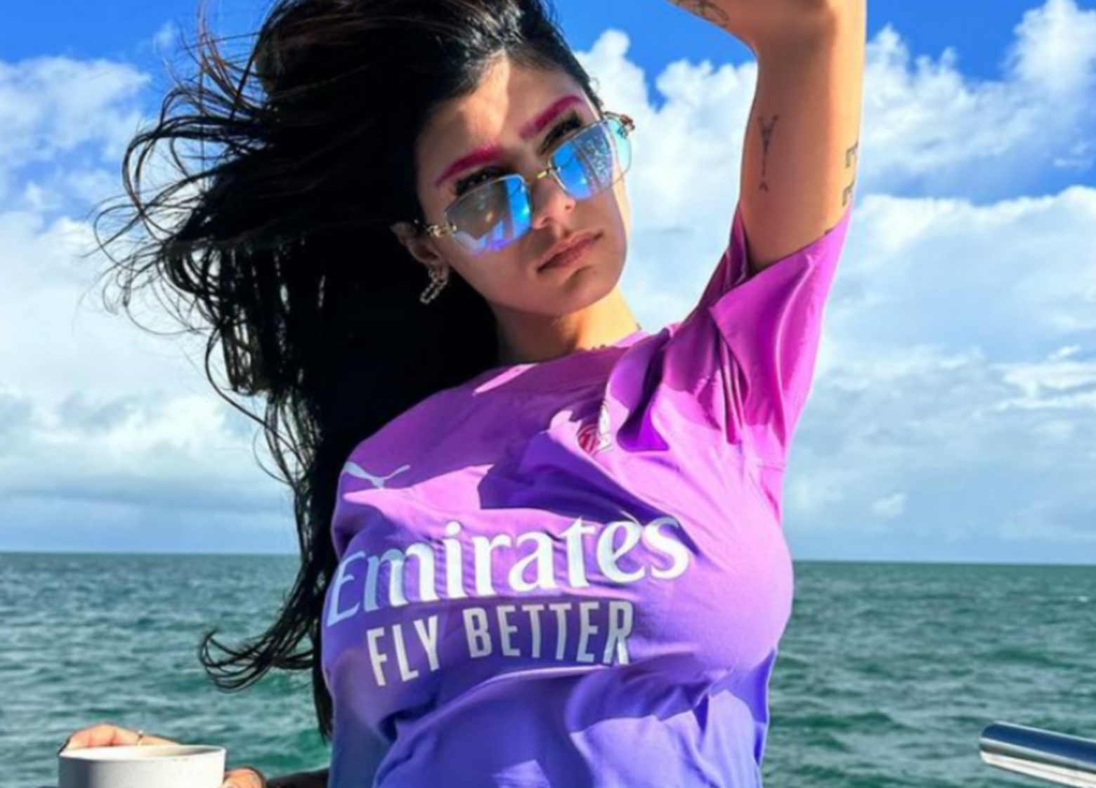 Η Mia Khalifa πόζαρε με το εσώρουχο της και τη φανέλα της Μίλαν πάνω σε σκάφος