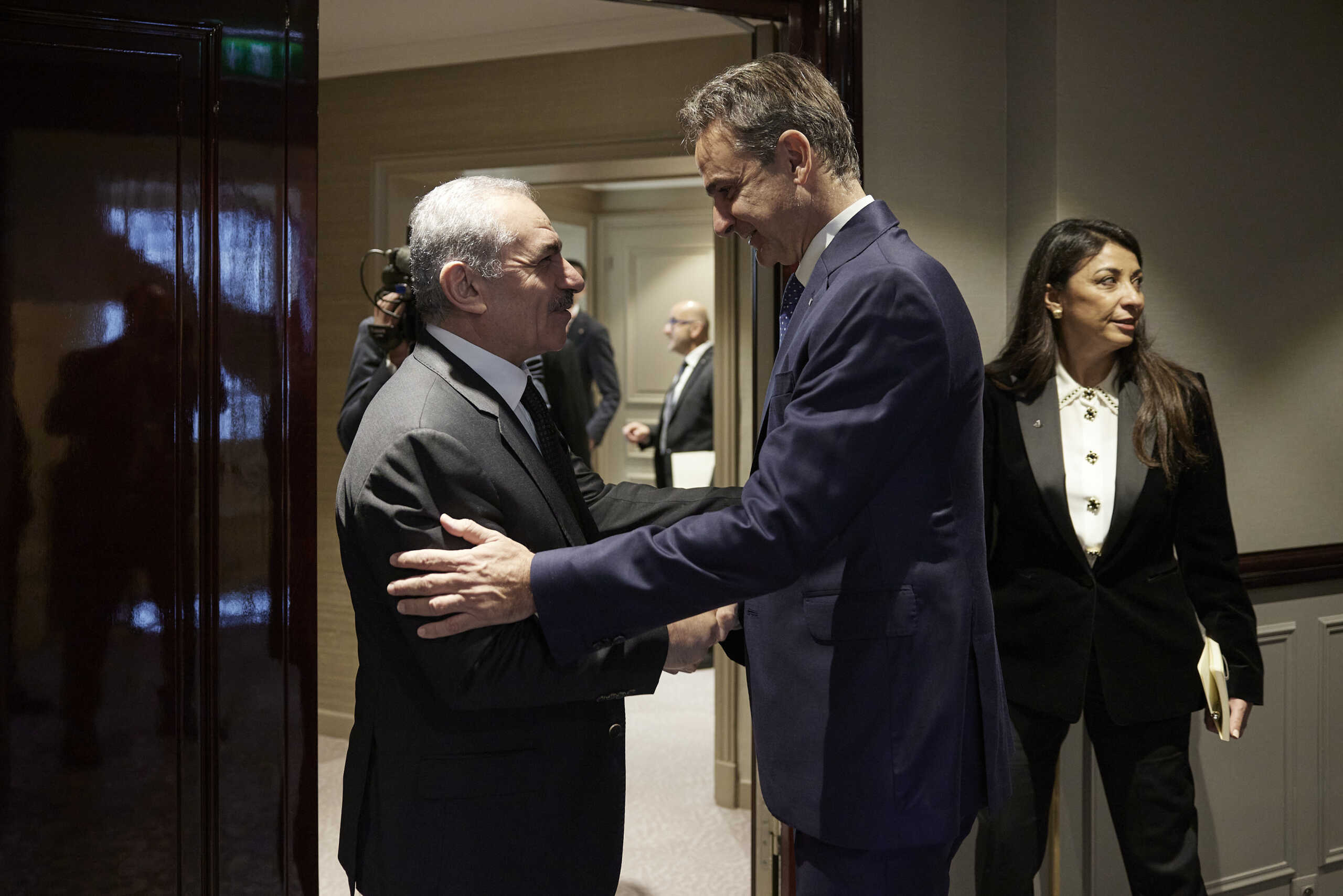 Κυριάκος Μητσοτάκης σε Παλαιστίνιο πρωθυπουργό: Θα συνδράμει η Ελλάδα με ανθρωπιστική βοήθεια – Η Χαμάς δεν εκπροσωπεί τον λαό σας