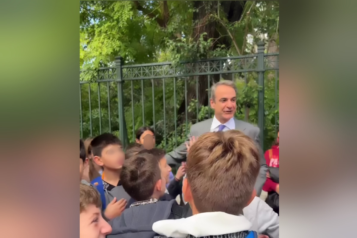 Όταν ο Κυριάκος Μητσοτάκης συνάντησε μικρούς μαθητές έξω από το Προεδρικό Μέγαρο