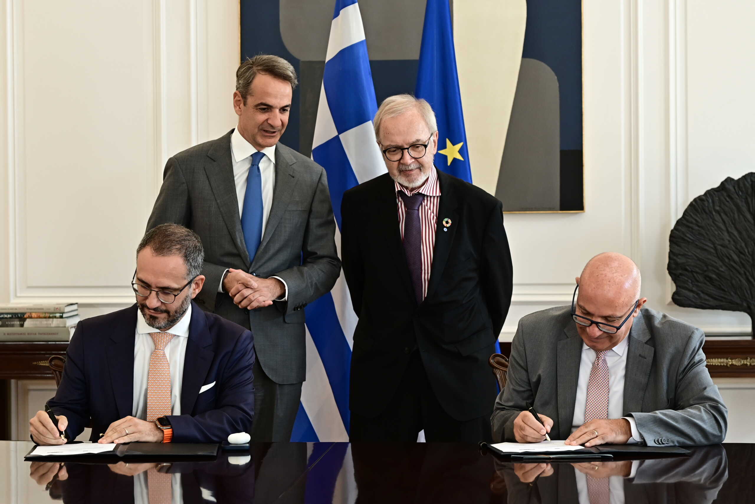 Συνάντηση του Πρωθυπουργού Κυριάκου Μητσοτάκη με τον Πρόεδρο της Ευρωπαϊκής Τράπεζας Επενδύσεων Werner Hoyer, όπου και υπογράφηκε η δανειακή συμφωνία της ΕΤΕπ με τον ΔΕΔΔΗΕ για το έργο των "έξυπνων" μετρητών, Τρίτη 7 Νοεμβρίου 2023. 
(ΜΙΧΑΛΗΣ ΚΑΡΑΓΙΑΝΝΗΣ