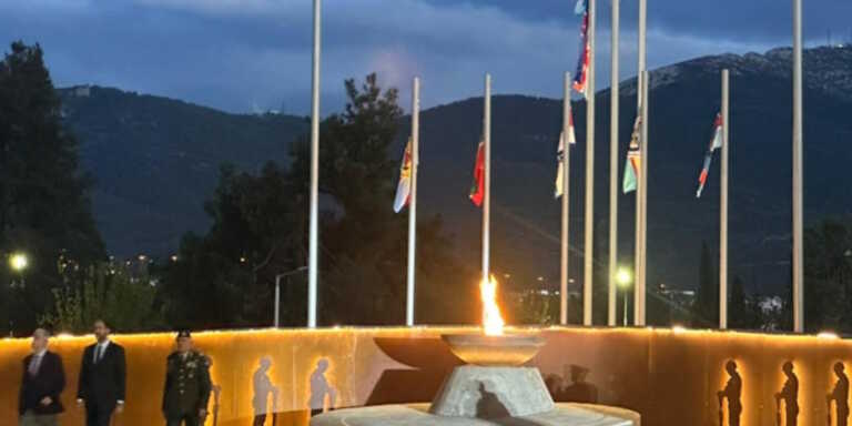 Εγκαινιάστηκε το Μνημείο των Αθανάτων του Έθνους στο στρατόπεδο «Παπάγου» - Η άσβεστη φλόγα που θα φωτίζει τα ονόματα των 121.692 πεσόντων
