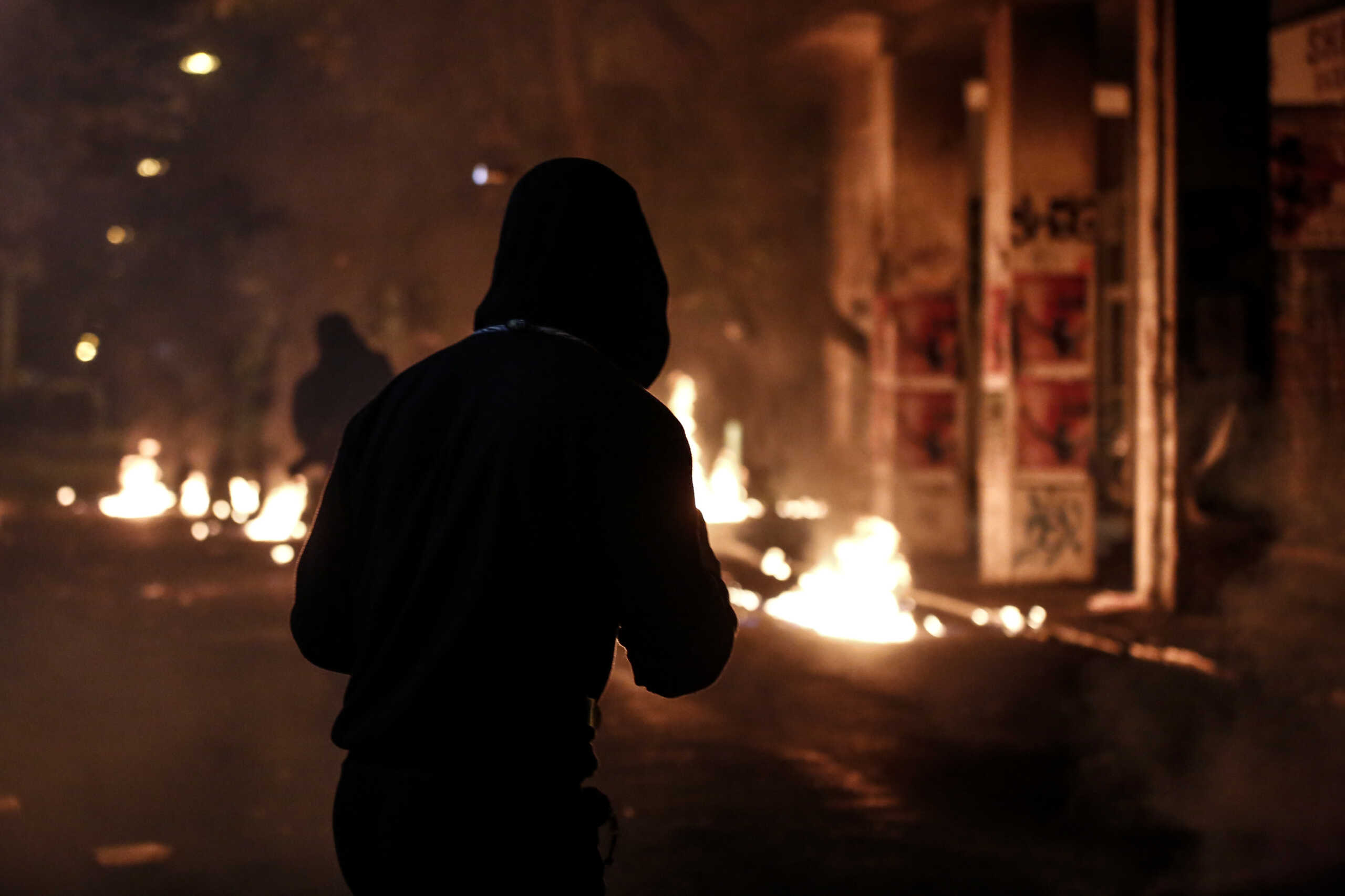 Θεσσαλονίκη: Ελεύθερη με περιοριστικό όρο η 28χρονη για τις βόμβες μολότοφ στο ΑΠΘ