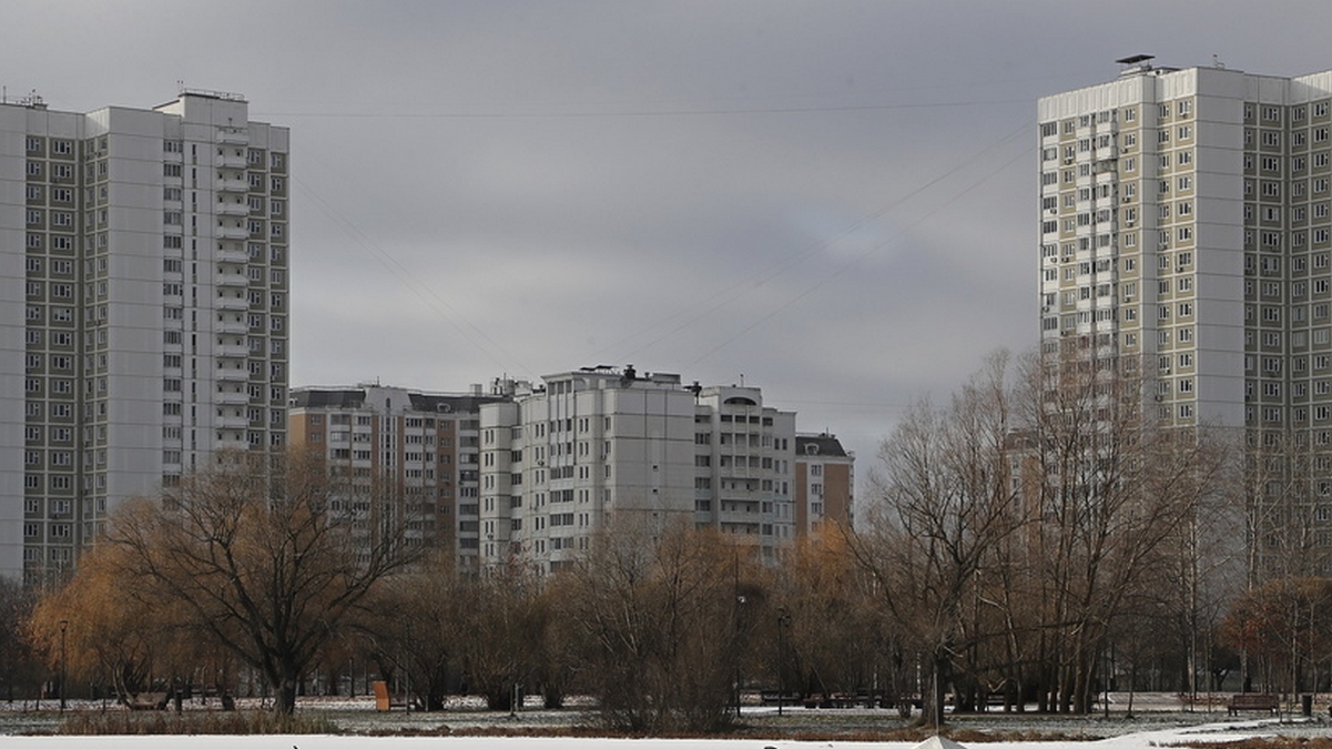 epa10989420 A Russian man fishes on a pond covered with thin ice during a frosty day at Butovo residential district in Moscow, Russia, 22 November 2023. Temperatures in the Moscow region on 22 November dropped to minus eight degrees Celsius.  EPA