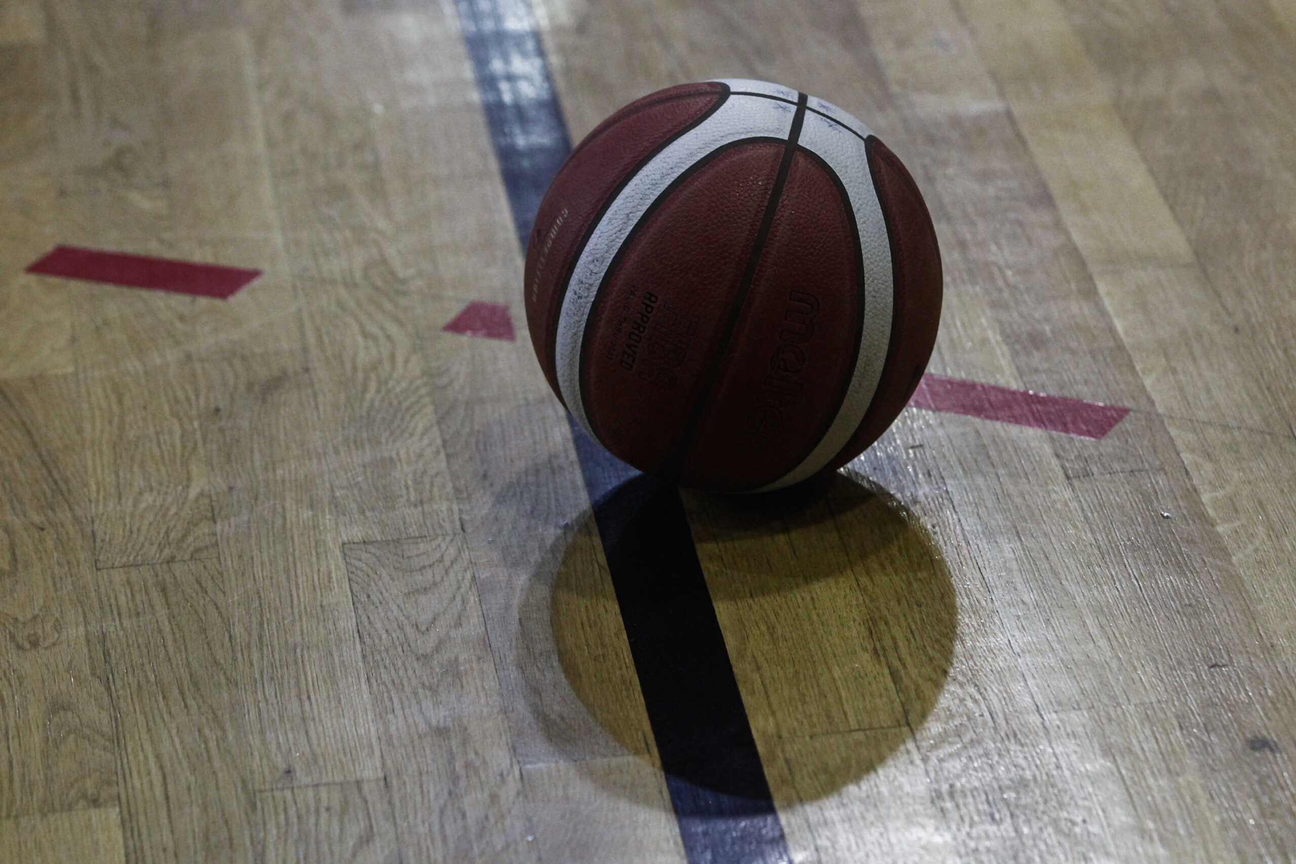 Μπάλα μπάσκετ σε παρκέ κλειστού γηπέδου. 
(ΘΑΝΑΣΗΣ ΚΑΛΛΙΑΡΑΣ