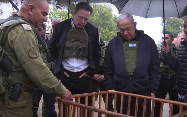 Ο Έλον Μασκ μαζί με τον Μπένιαμιν Νετανιάχου στο σημείο της σφαγής στο κιμπούτς Κφαρ Άζα