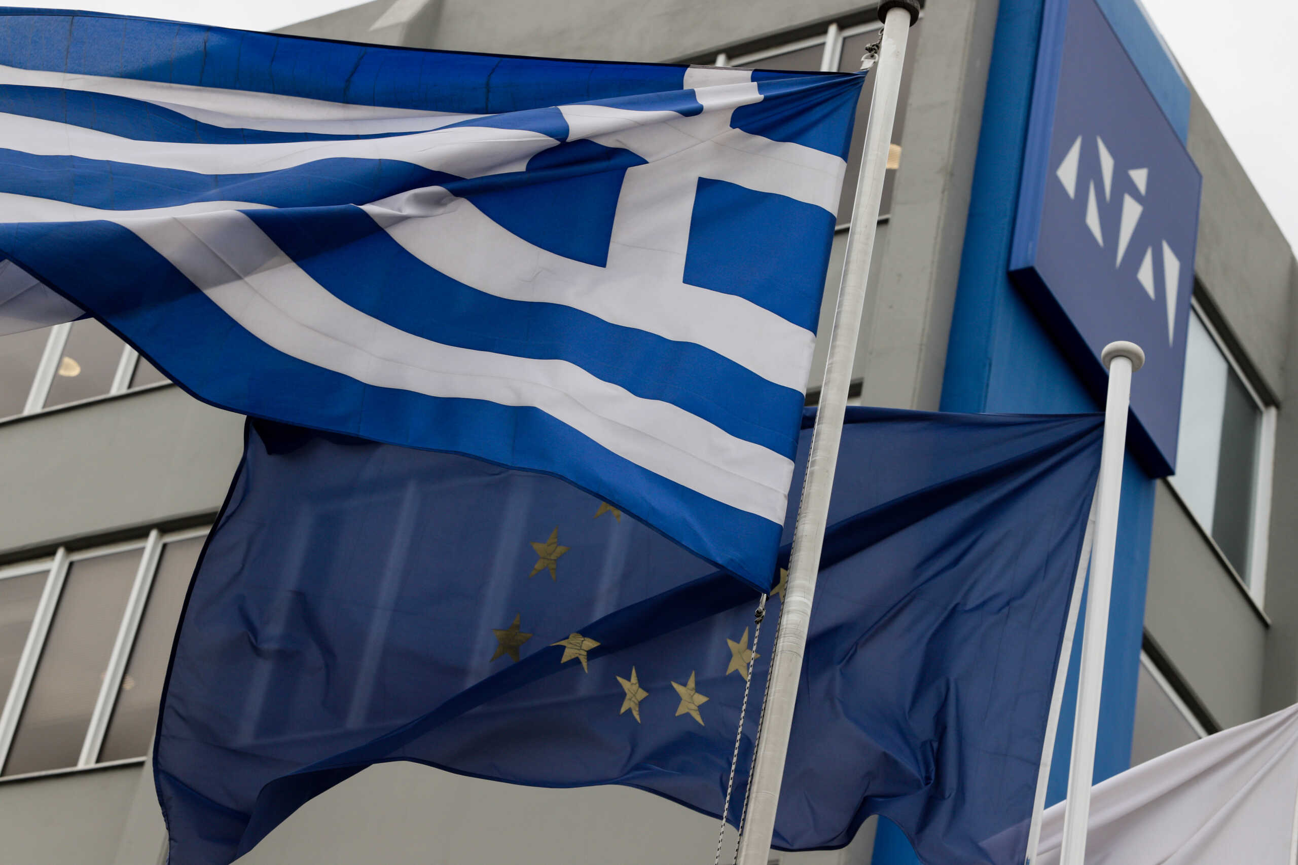 ÔÁÃÑÁÖÅÉÁ ÔÇÓ ÍÅÁÓ ÄÇÌÏÊÑÁÔÉÁÓ ÓÔÇÍ ÏÄÏ ÐÅÉÑÁÉÙÓ. (EUROKINISSI