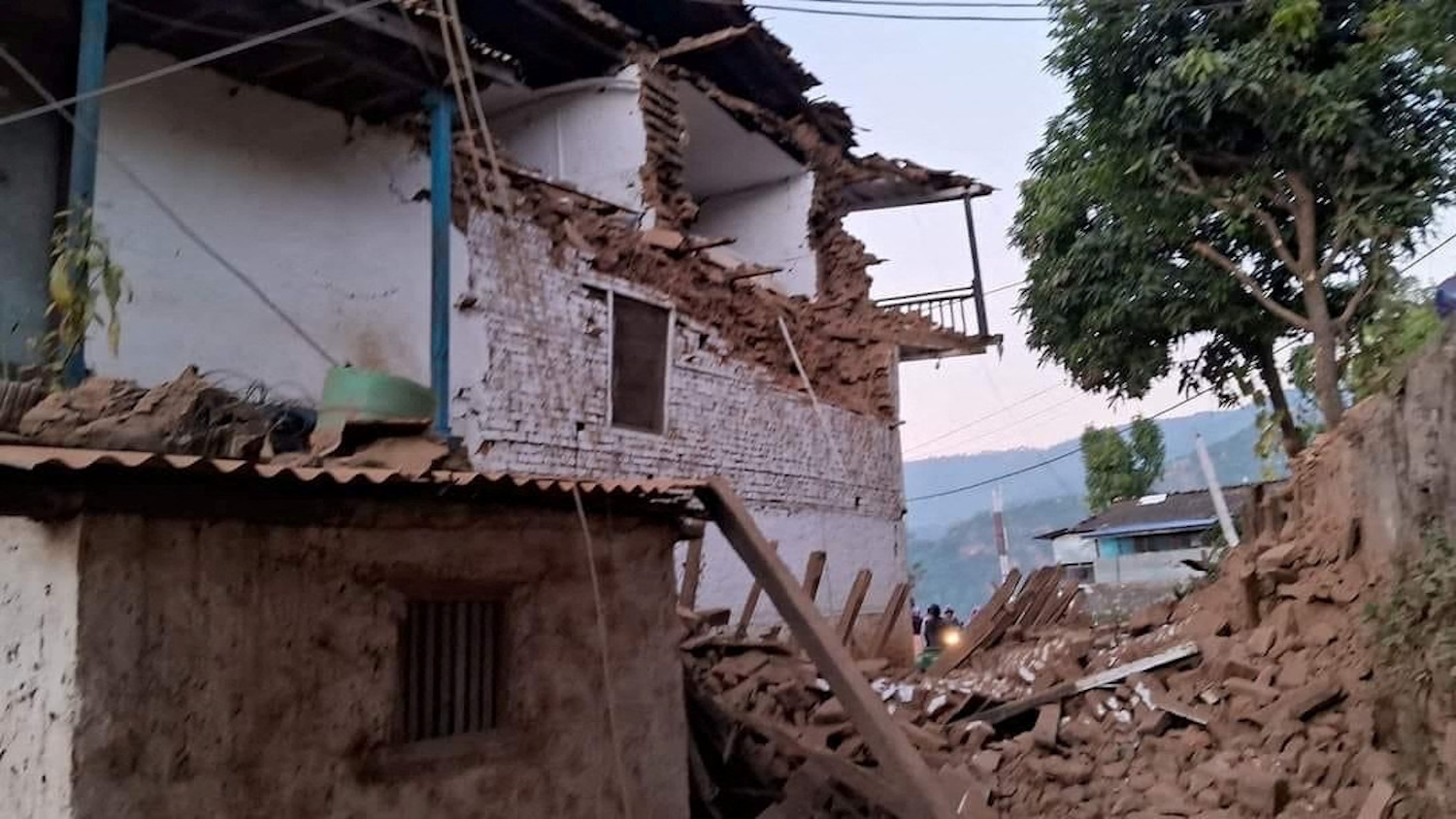 Σεισμός στο Νεπάλ: Τουλάχιστον 128 νεκροί από την ισχυρή δόνηση των 6,4 Ρίχτερ