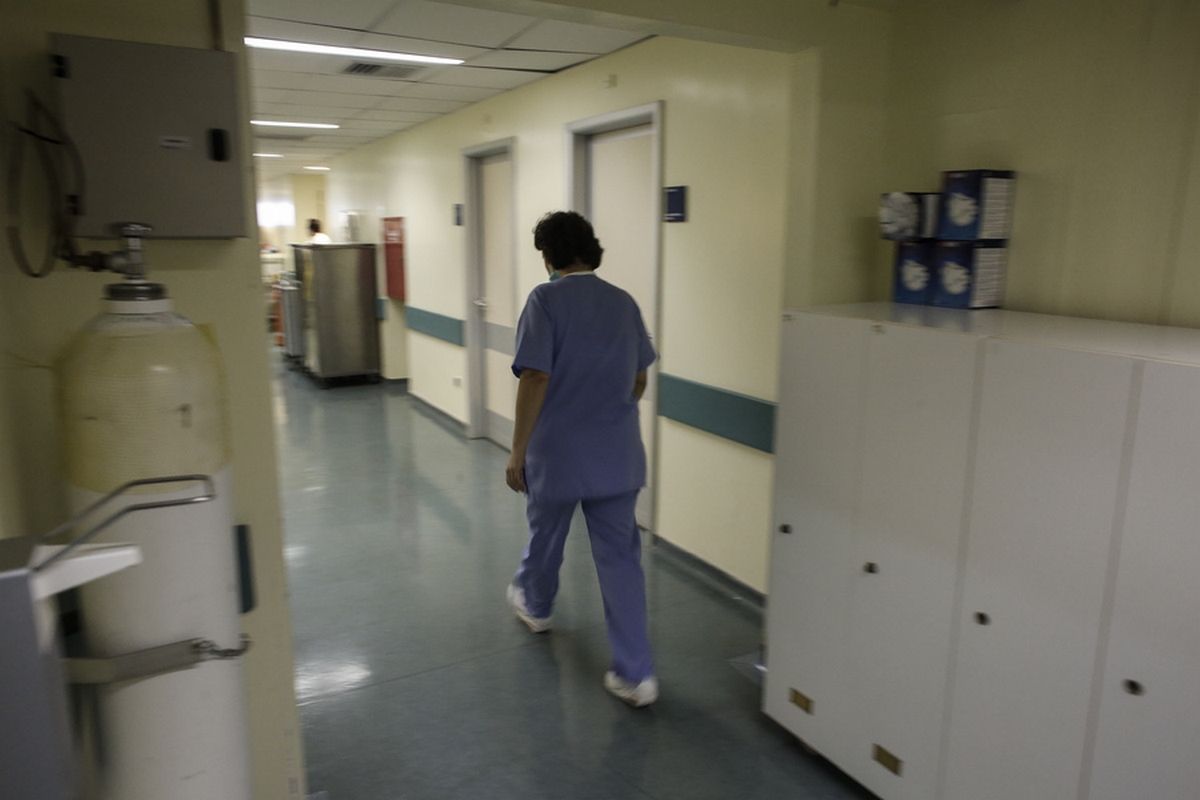 Γιατρός εισέρχεται στη μονάδα Λοιμώξεων του Αττικού νοσοκομείου όπου βρίσκεται σε λειτουργία και κατάσταση ετοιμότητας ο θάλαμος αρνητικής πιέσεως   για ενδεχόμενο κρούσμα του Κοροναϊού, Αθήνα  Τετάρτη 5 Φεβρουαρίου 2020.  ΑΠΕ-ΜΠΕ