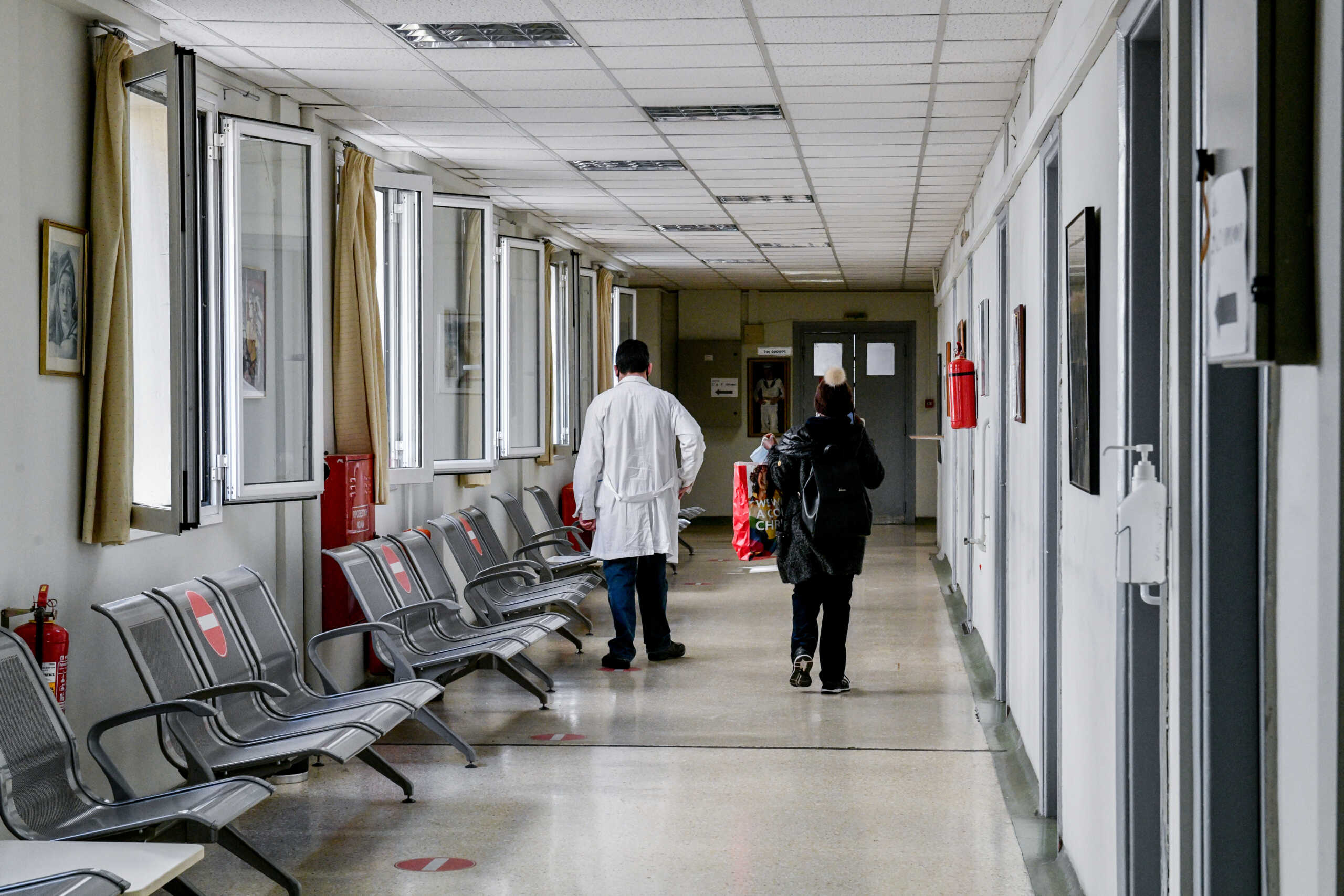 Στιγμιότυπα από το Κέντρο Υγείας στην Λ.Αλεξάνδρας, όπου από νωρίς το πρωί είχε μεγάλη κινητικότητα και για μοριακούς ελέγχους για τον Covid-19, αλλά και πολύ μεγάλη προσέλευση στο εμβολιαστικό κέντρο που διαθέτει, Παρασκευή 7 Ιανουαρίου 2022