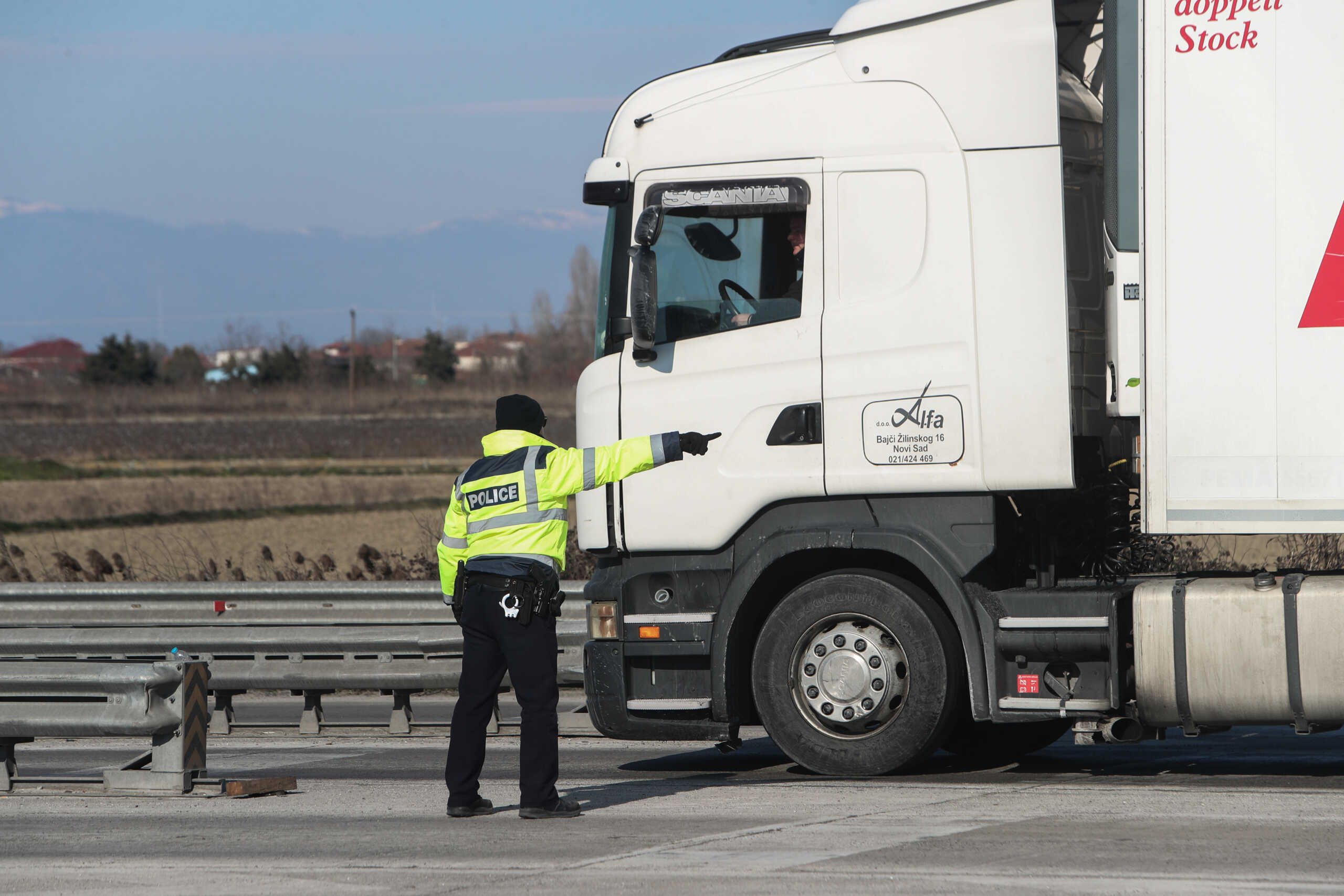 Λαμία: Τον τσίμπησε σφήκα και λιποθύμησε από αλλεργικό σοκ την ώρα που οδηγούσε νταλίκα στα τούνελ Στυλίδας