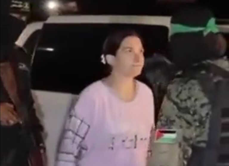 Το δολοφονικό βλέμμα ομήρου σε τρομοκράτη της Χαμάς κατά την απελευθέρωσή της  - «Τι γενναία γυναίκα»