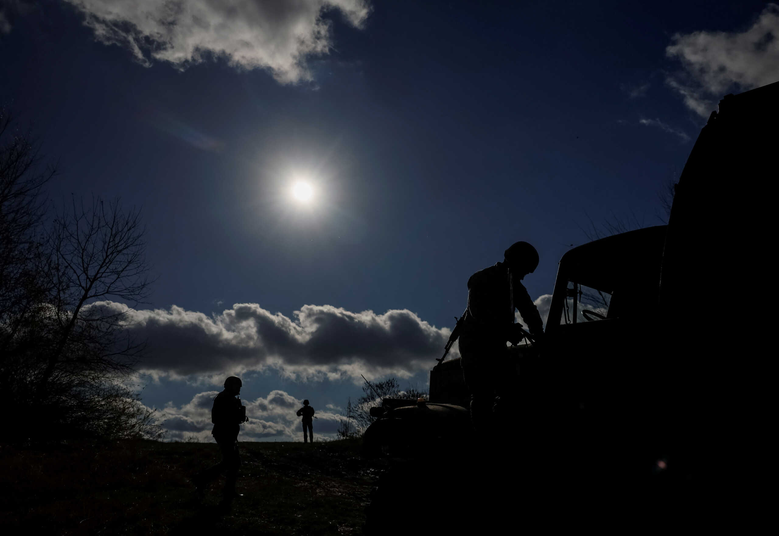 Ukrainian servicemen build a pontoon bridge during an exercise, amid Russia's attack on Ukraine, in Chernihiv region, Ukraine November 2, 2023. REUTERS