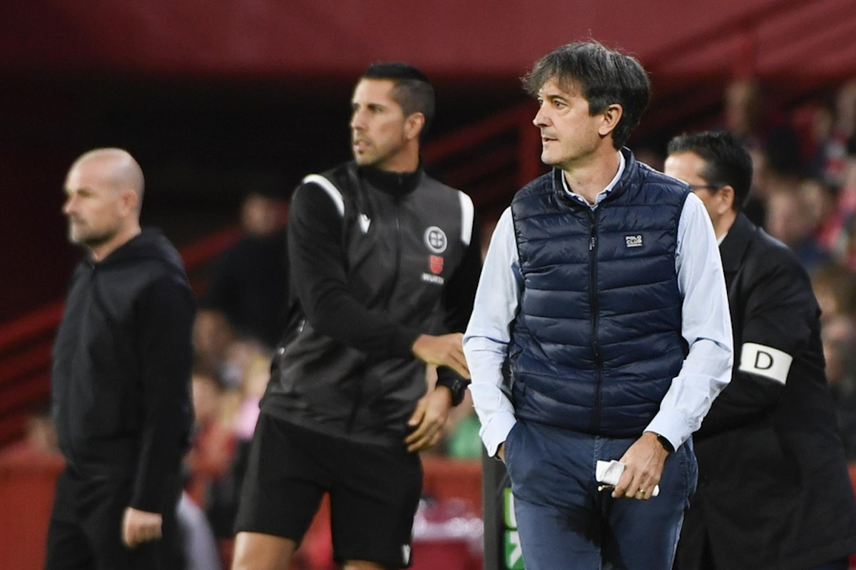 epa10949596 Villarreal's head coach Jose Rojo 'Pacheta' (R) looks on during the Spanish LaLiga soccer match between Granada CF and Villarreal CF, in Granada, southern Spin, 30 October 2023.  EPA