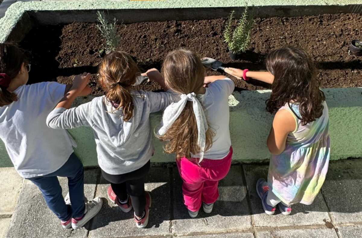 Θεσσαλονίκη: Παιδιά δημοτικού έβαλαν χρώμα στο σχολείο τους